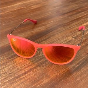 RAY-BAN Izzy Sunglasses
RJ9060S